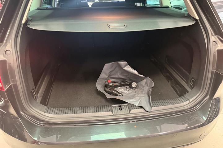 Grå VW Passat fra 2018