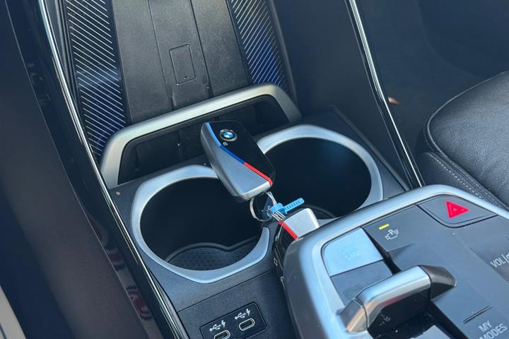 Hvid BMW iX2 fra 2024