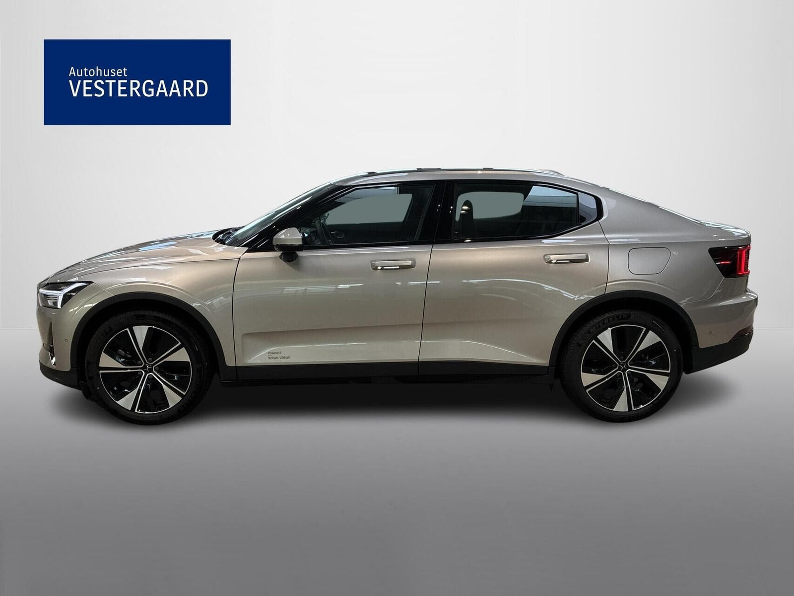 Beige Polestar 2 fra 2024
