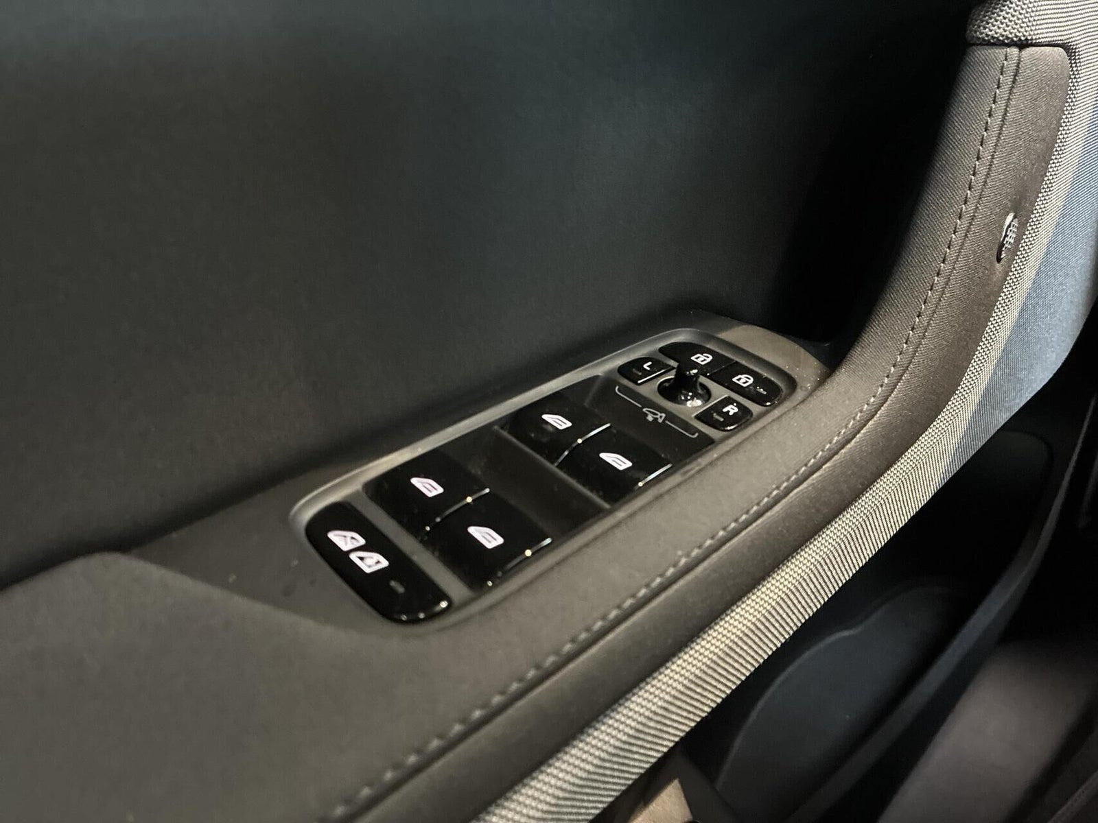 Beige Polestar 2 fra 2024
