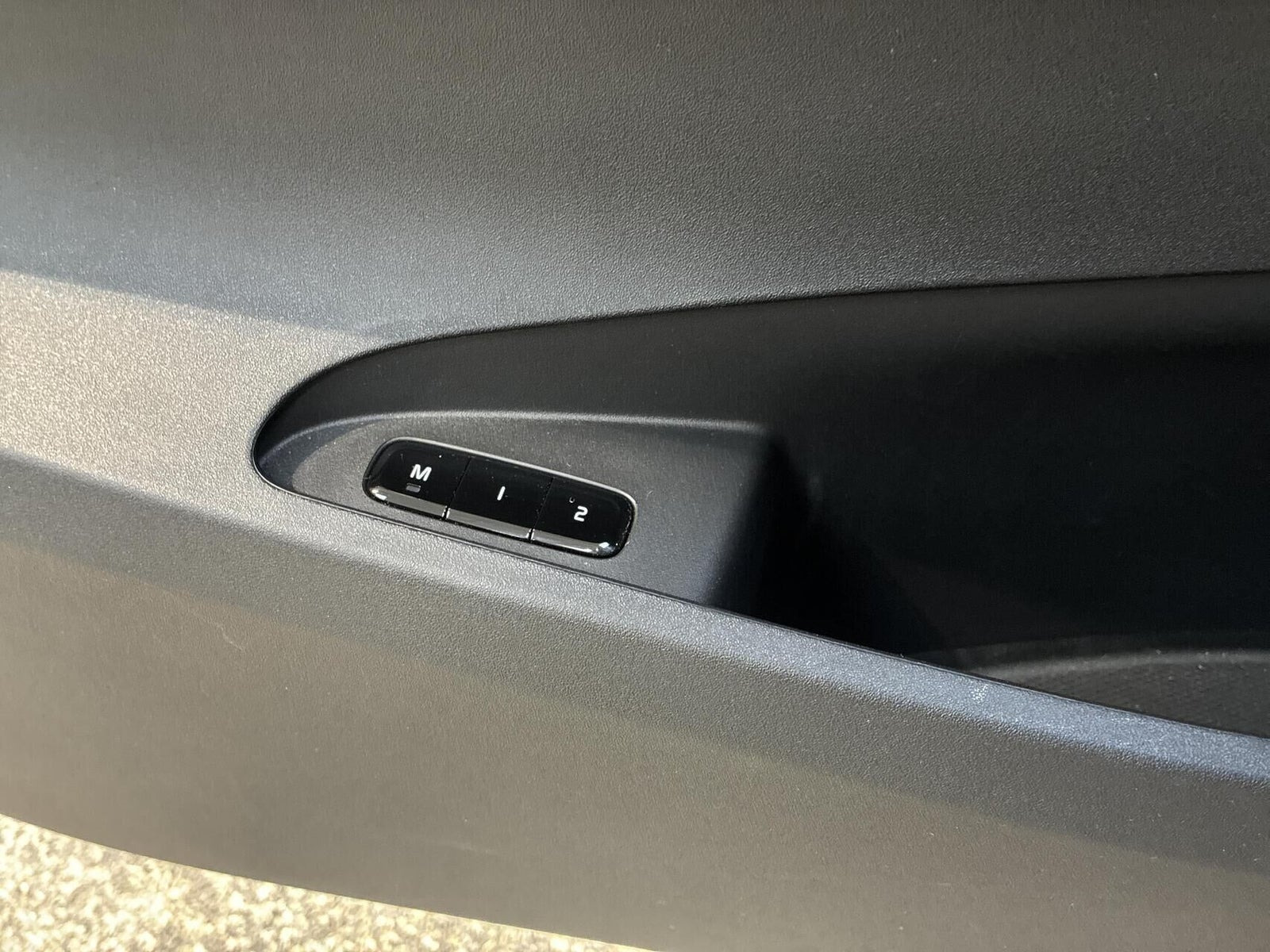 Beige Polestar 2 fra 2024