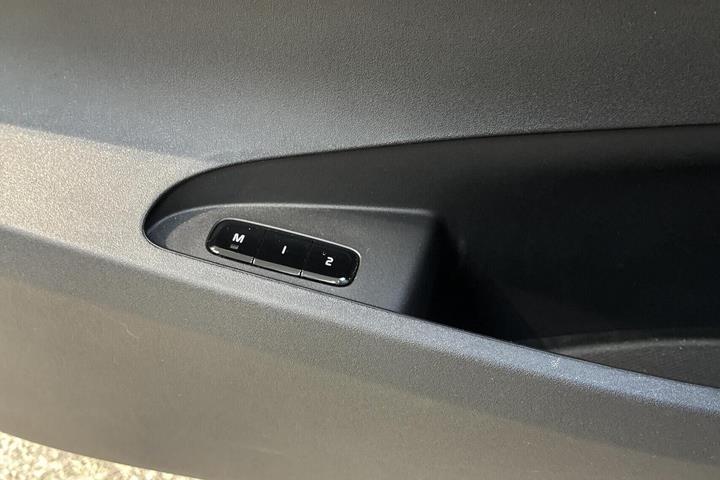 Beige Polestar 2 fra 2024