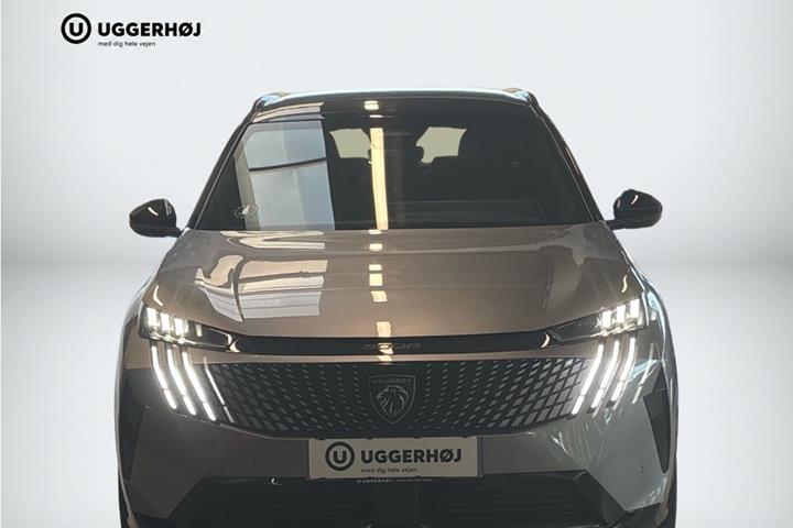 Sølv Peugeot e-5008 fra 2025