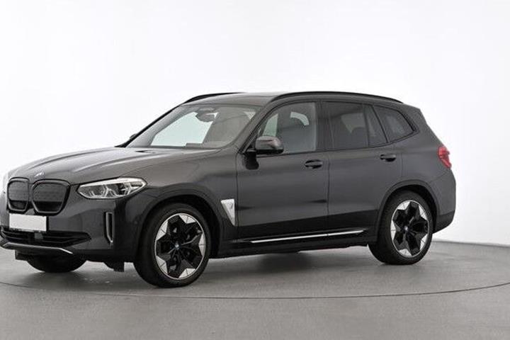 Grå BMW iX3 fra 2021 set udefra