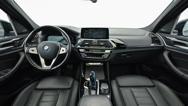 Grå BMW iX3 fra 2021