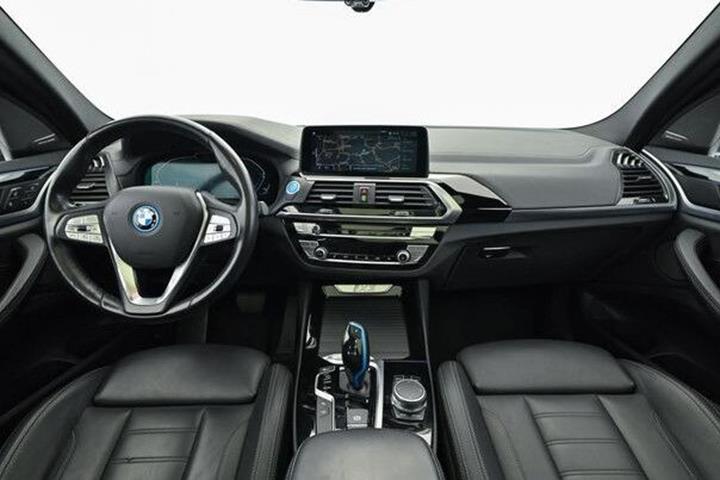 Grå BMW iX3 fra 2021