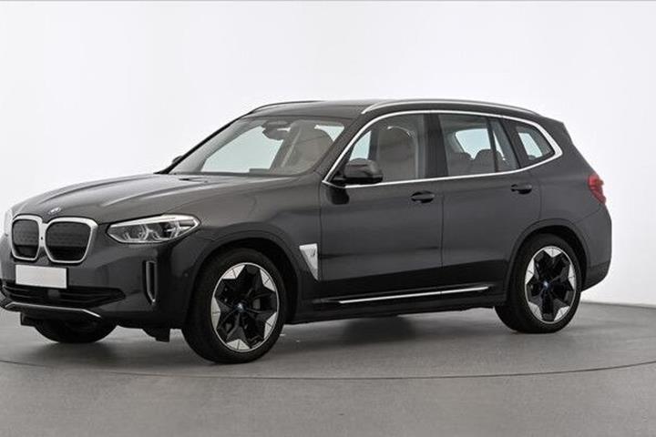 Grå BMW iX3 fra 2021 set udefra