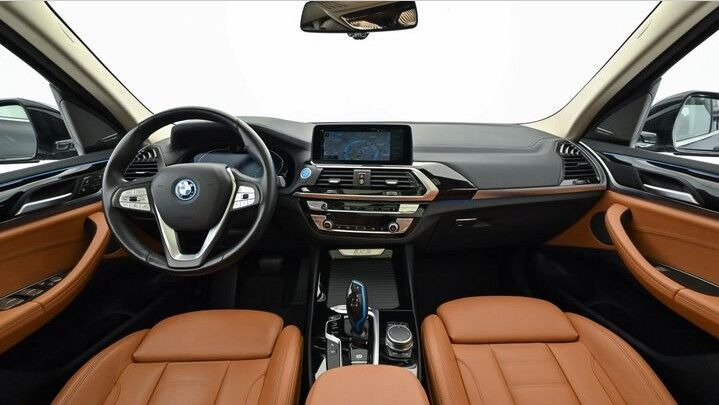 Grå BMW iX3 fra 2021