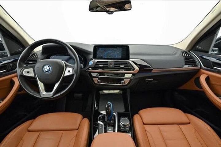 Grå BMW iX3 fra 2021