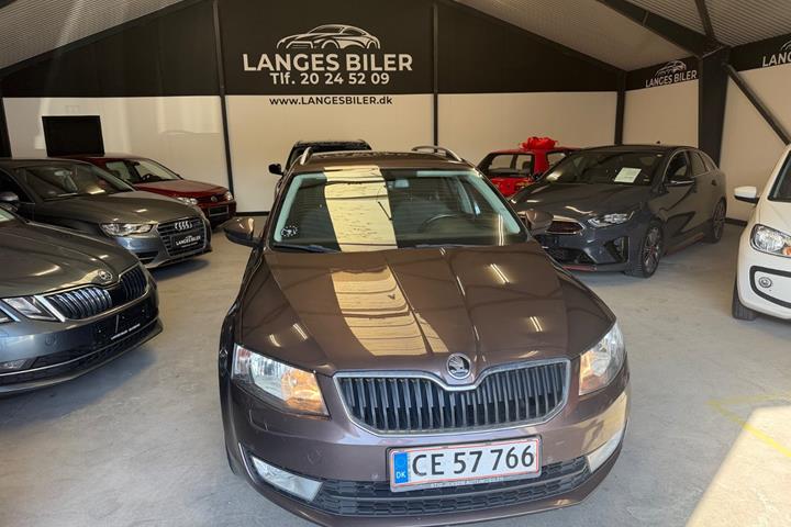 Brun Skoda Octavia fra 2016