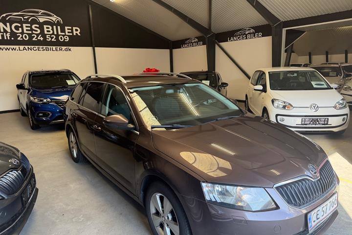 Brun Skoda Octavia fra 2016