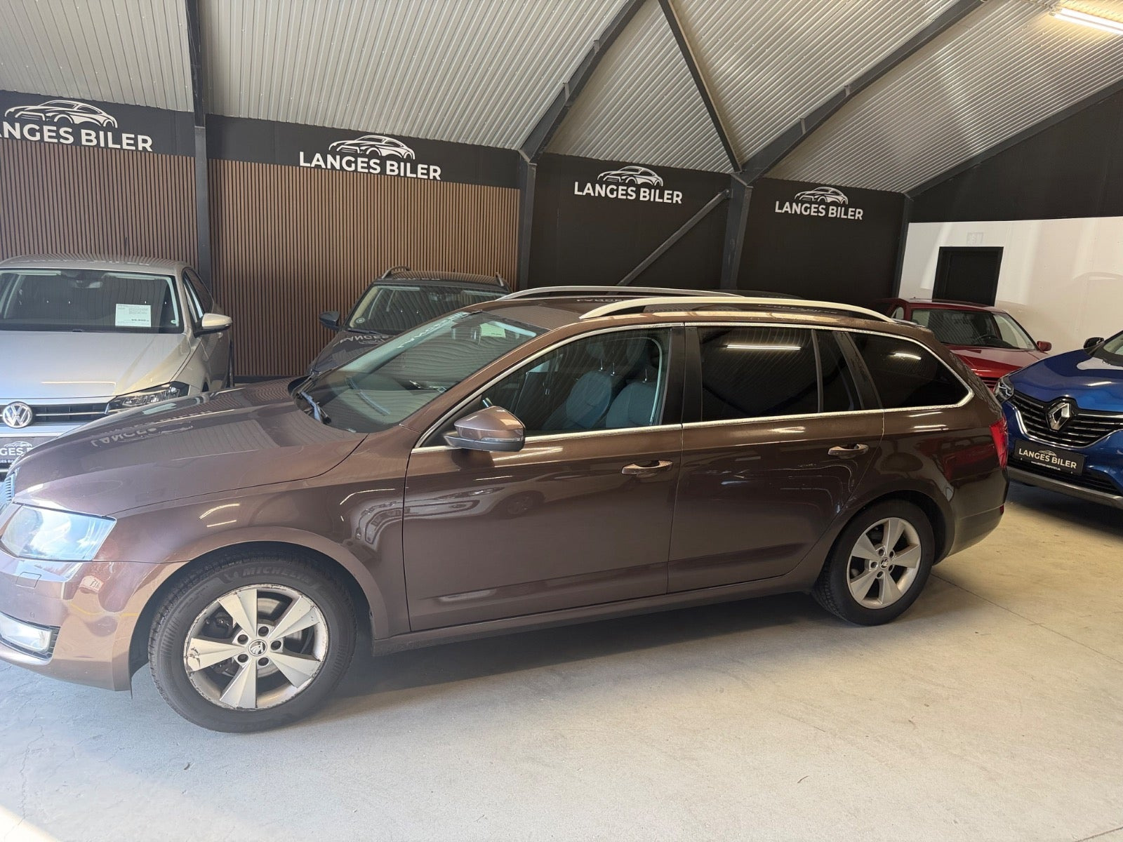 Brun Skoda Octavia fra 2016