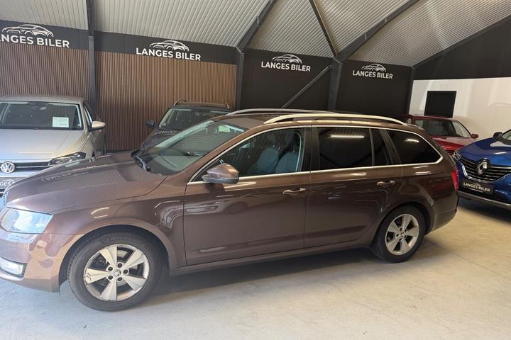 Brun Skoda Octavia fra 2016