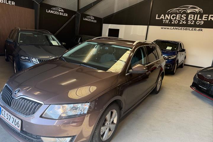 Brun Skoda Octavia fra 2016