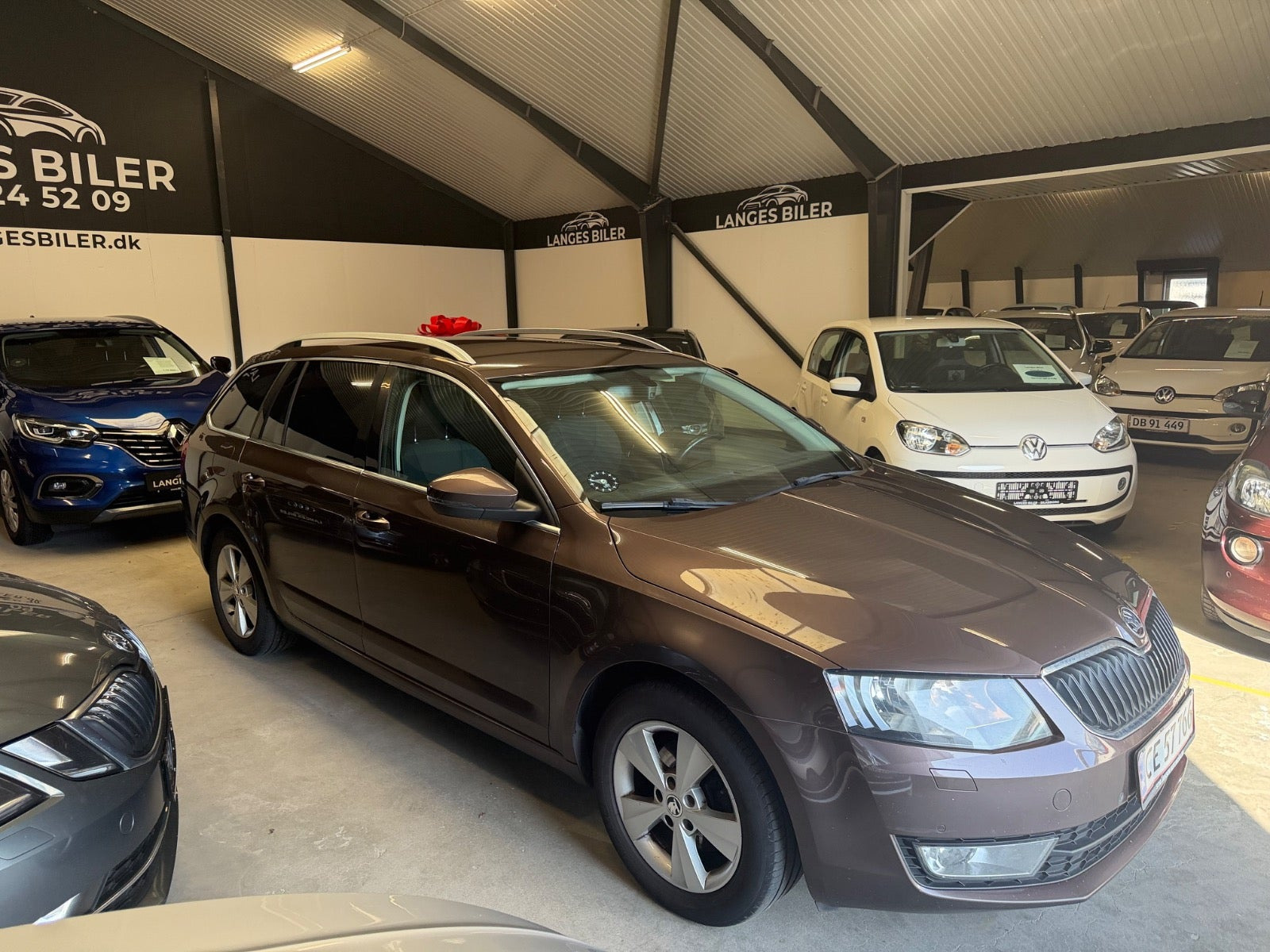 Brun Skoda Octavia fra 2016