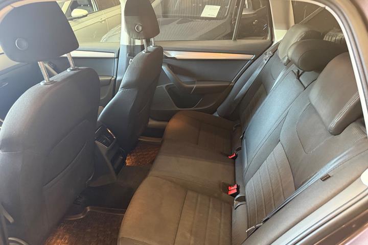 Brun Skoda Octavia fra 2016