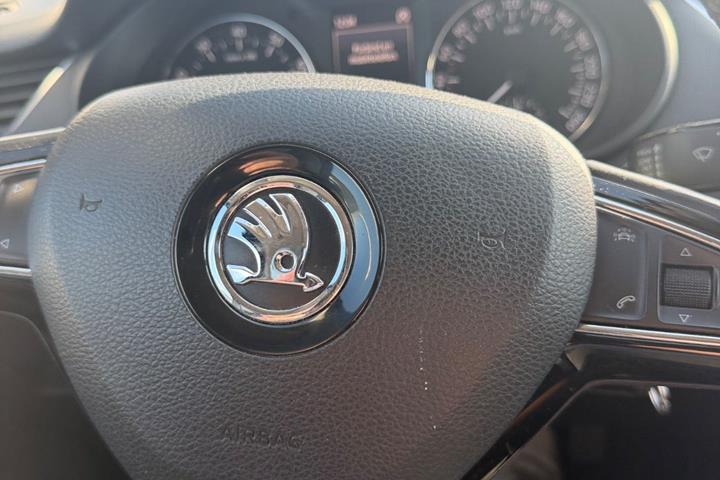 Brun Skoda Octavia fra 2016