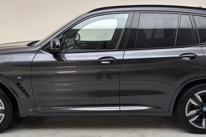 Grå BMW iX3 fra 2023