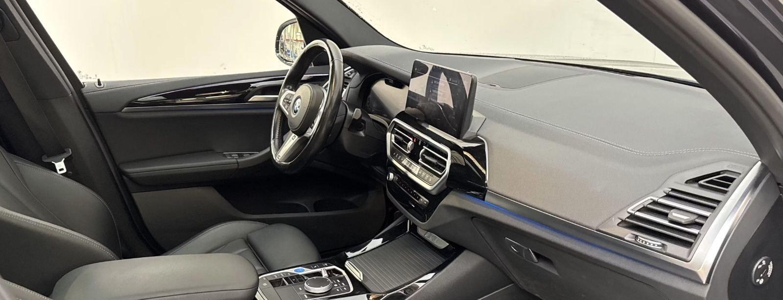 Grå BMW iX3 fra 2023