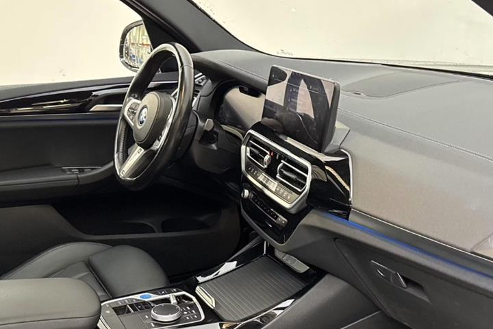 Grå BMW iX3 fra 2023