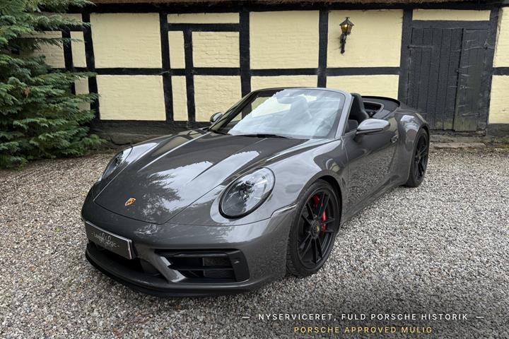Grå Porsche 911 Carrera 4 GTS fra 2022 set udefra