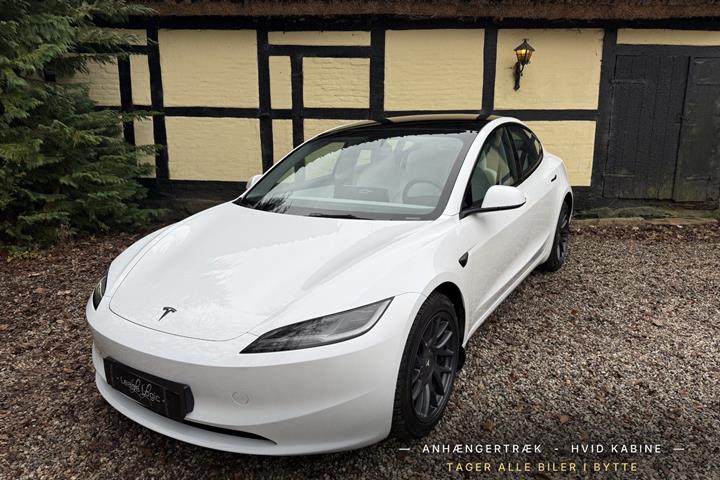 Hvid Tesla Model 3 fra 2024 set udefra
