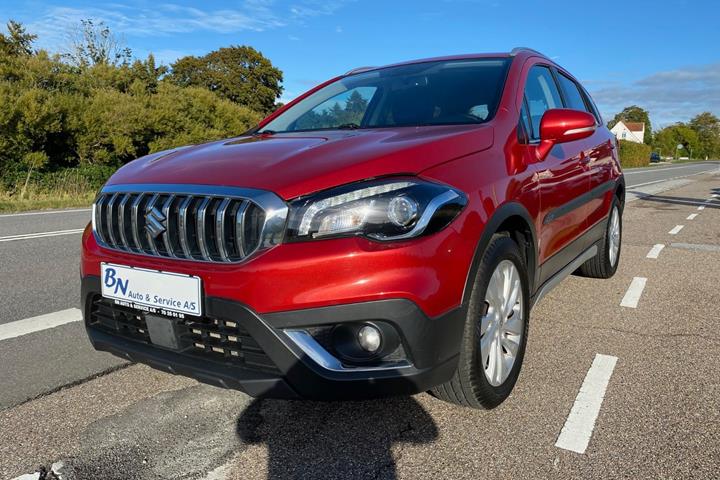 Rød Suzuki S-Cross fra 2018 set udefra
