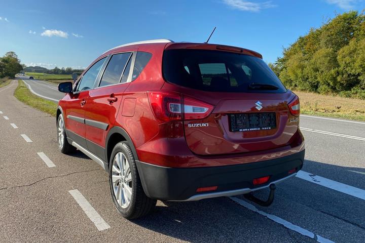 Rød Suzuki S-Cross fra 2018