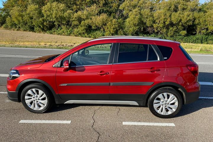 Rød Suzuki S-Cross fra 2018
