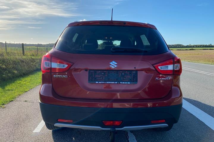 Rød Suzuki S-Cross fra 2018