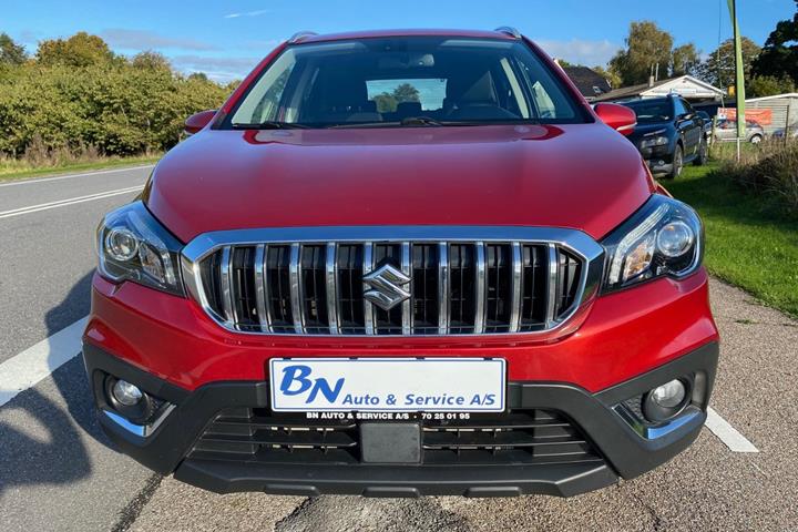 Rød Suzuki S-Cross fra 2018