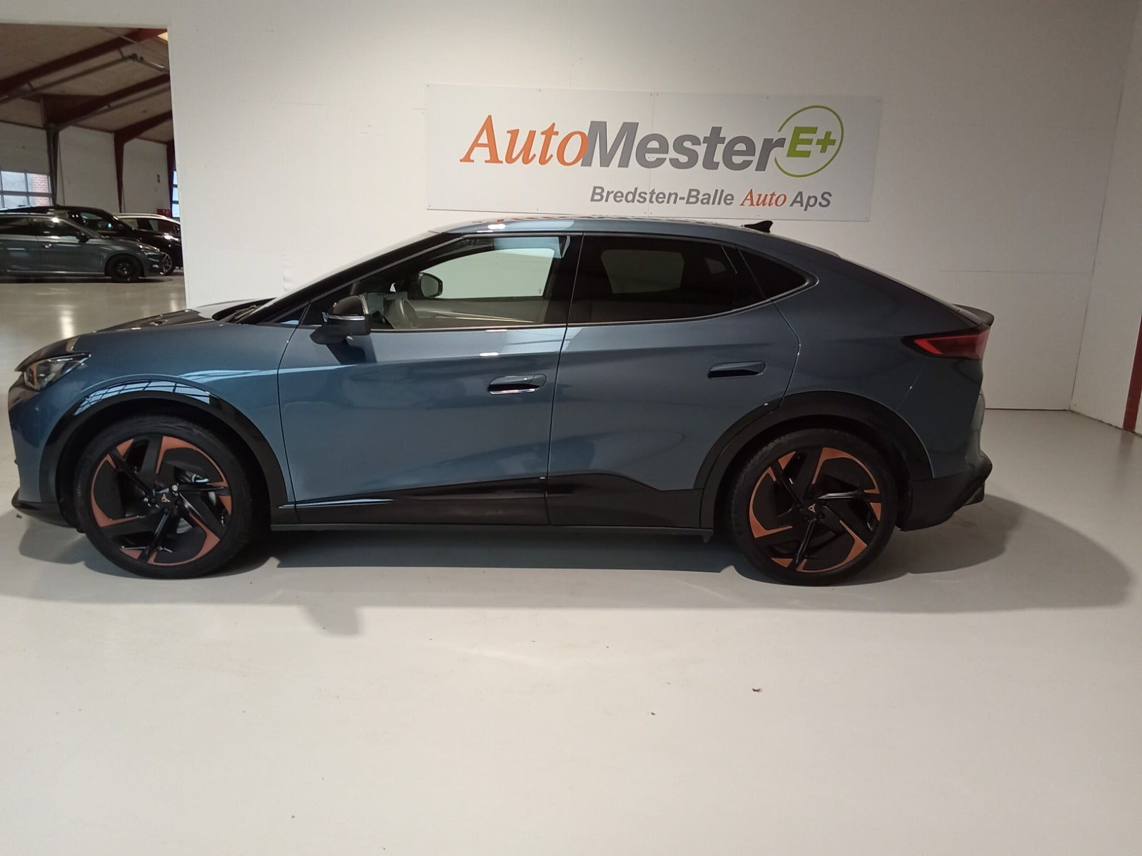 Blå Cupra Tavascan fra 2024