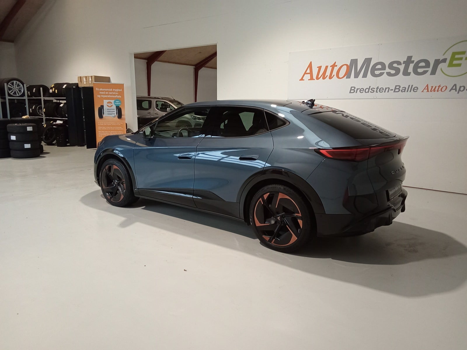 Blå Cupra Tavascan fra 2024