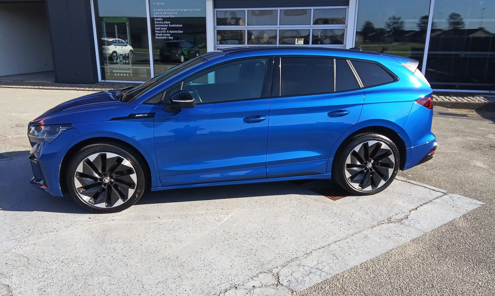 Blå Skoda Enyaq fra 2023