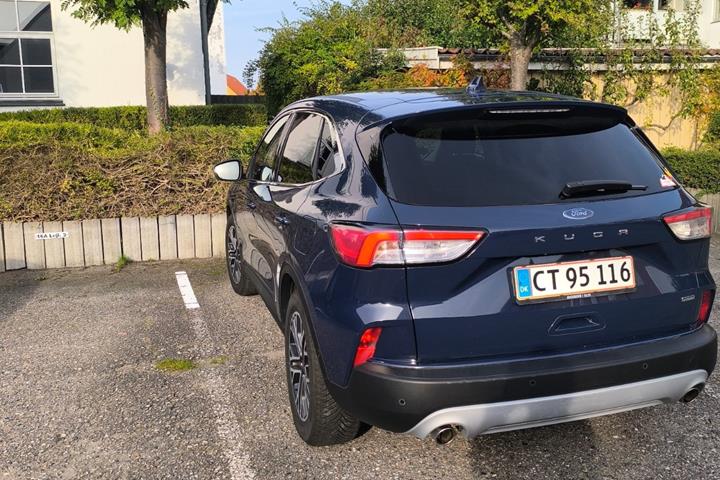 Blå Ford Kuga fra 2020