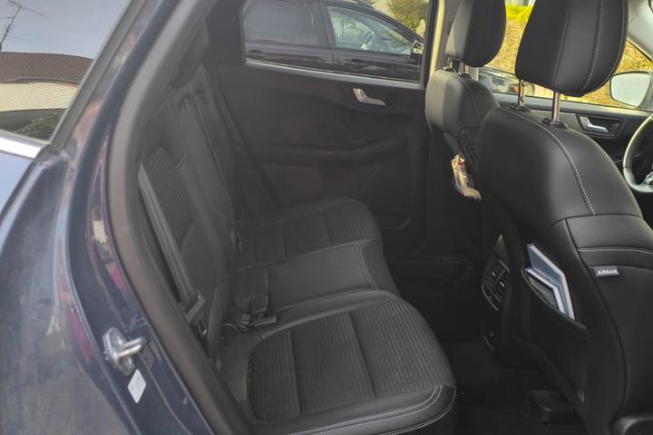 Blå Ford Kuga fra 2020