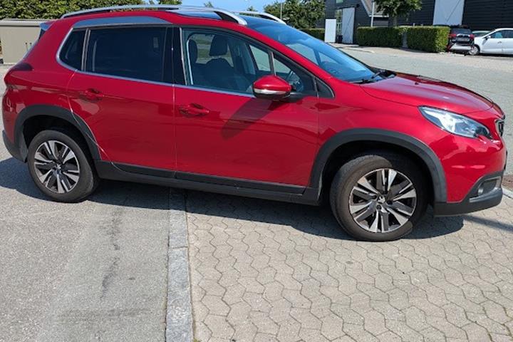 Rød Peugeot 2008 fra 2019