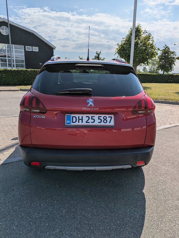Rød Peugeot 2008 fra 2019