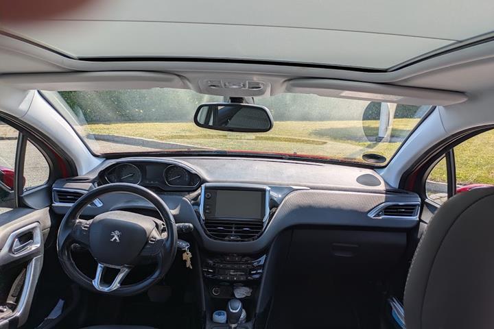 Rød Peugeot 2008 fra 2019