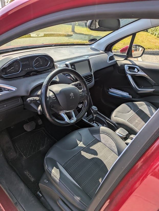 Rød Peugeot 2008 fra 2019