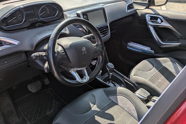 Rød Peugeot 2008 fra 2019