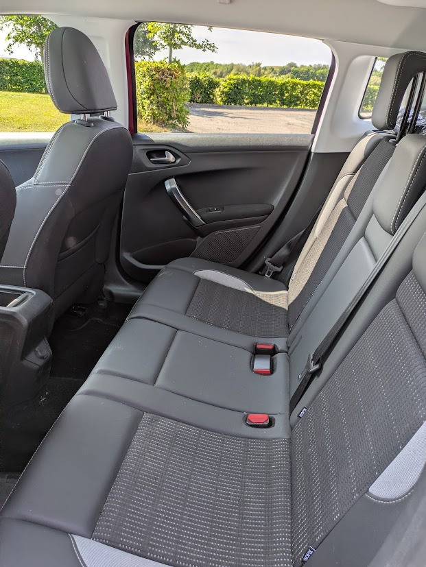 Rød Peugeot 2008 fra 2019