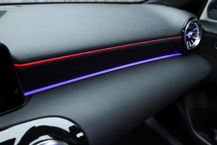 Blå Mercedes A250 e fra 2021