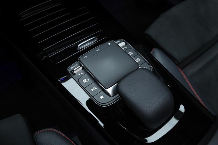 Blå Mercedes A250 e fra 2021
