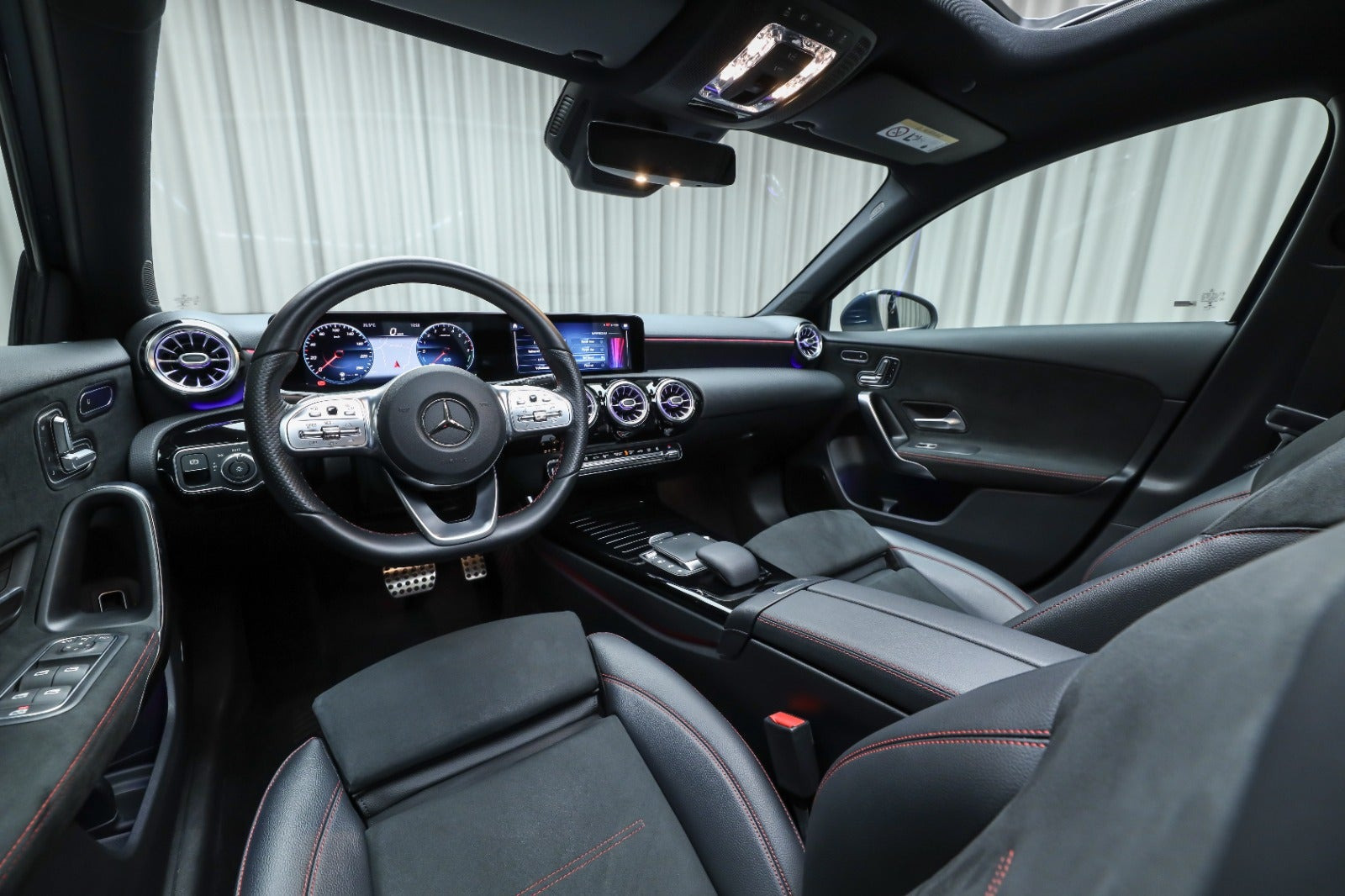 Blå Mercedes A250 e fra 2021