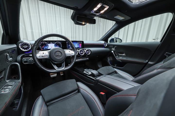 Blå Mercedes A250 e fra 2021