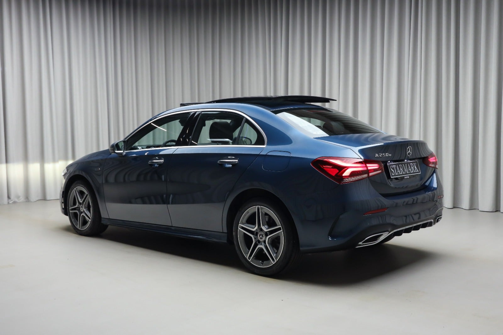 Blå Mercedes A250 e fra 2021