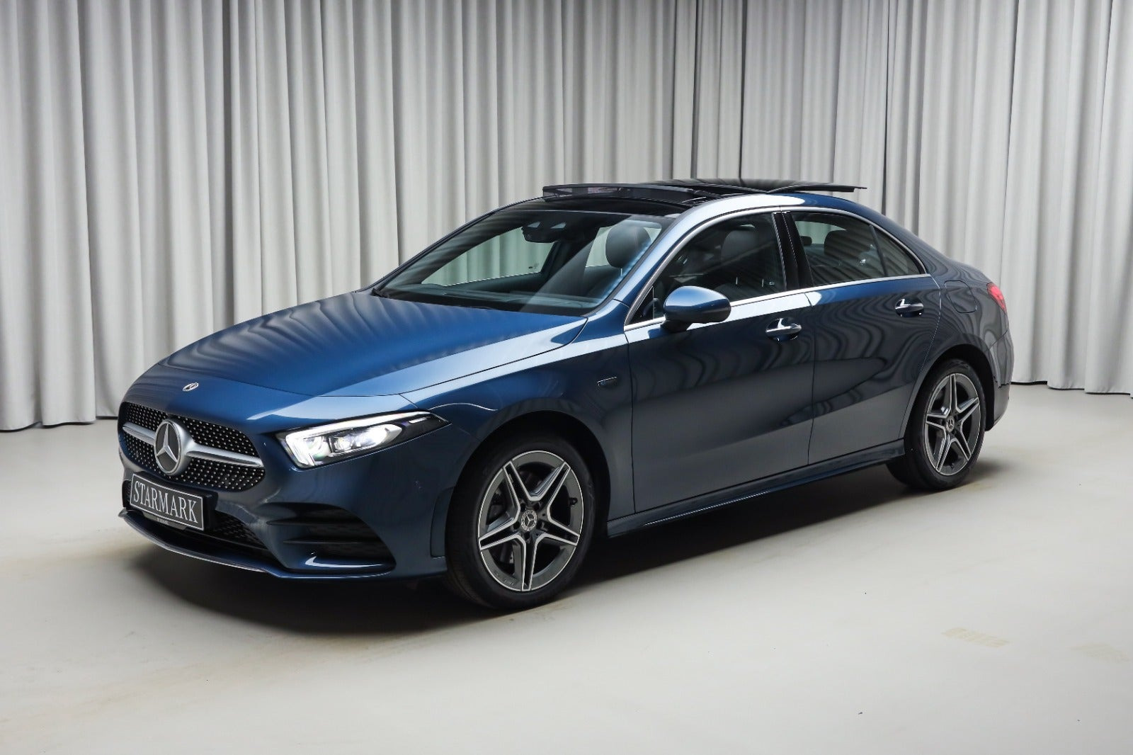 Blå Mercedes A250 e fra 2021