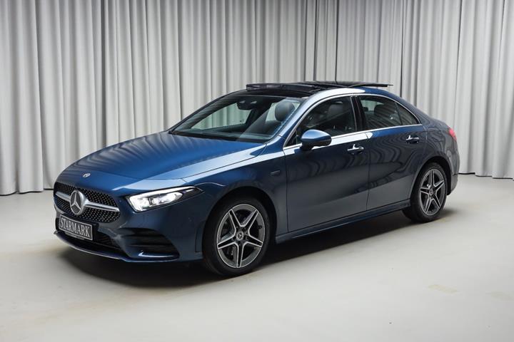 Blå Mercedes A250 e fra 2021