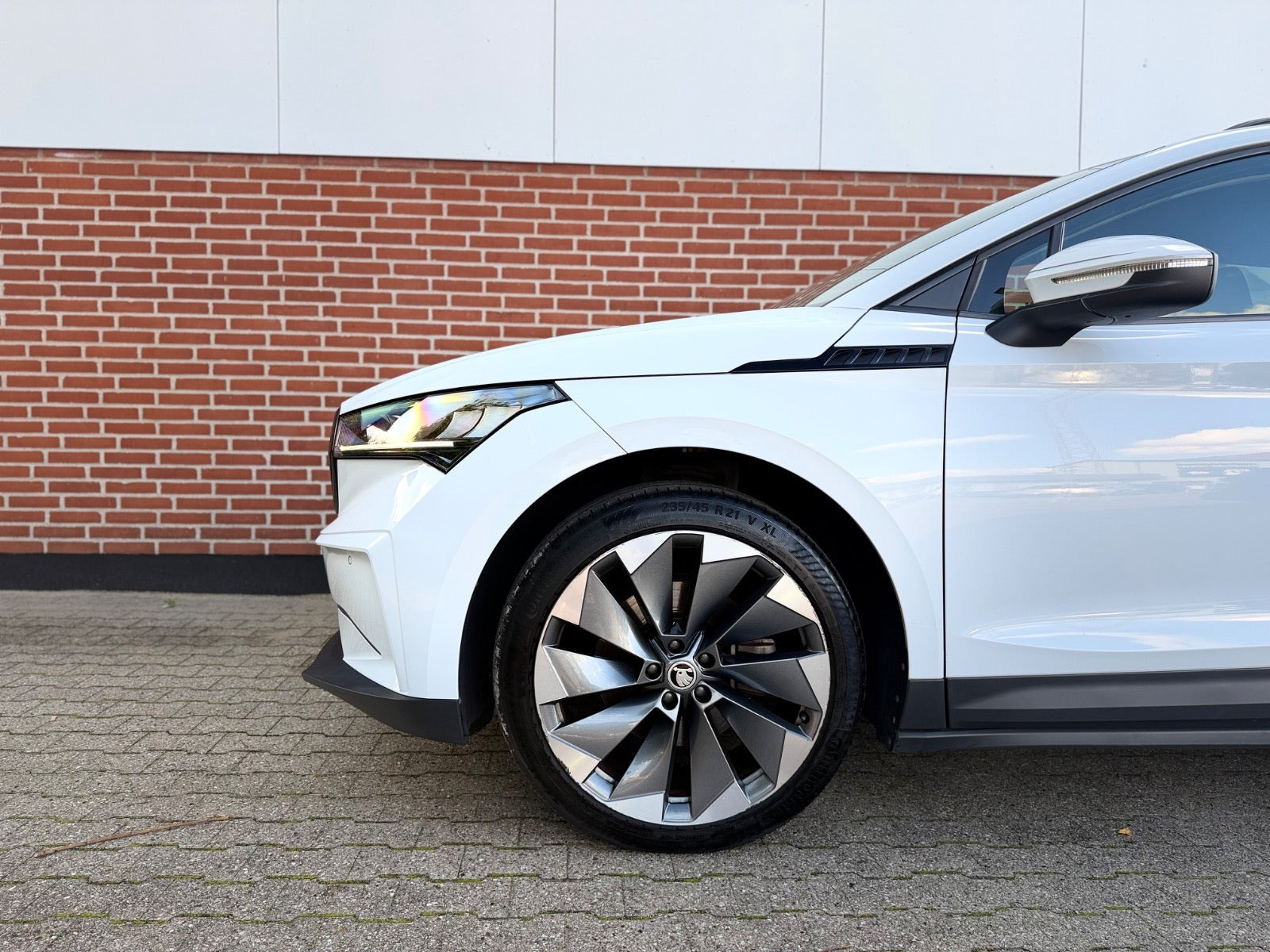 Hvid Skoda Enyaq fra 2021